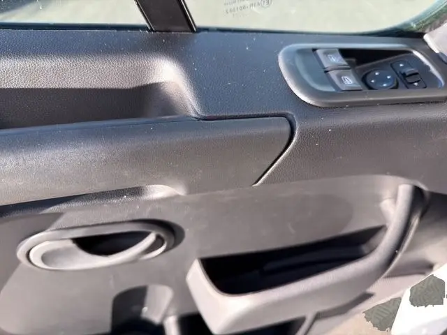 Vue rapprochée de la porte intérieure côté conducteur du Renault Master blanc, avec commandes électriques des vitres et rétroviseurs.