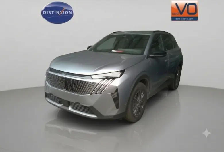 Peugeot 5008 gris en 3/4 avant droit, avec calandre distinctive et jantes alliage 18 pouces visibles.