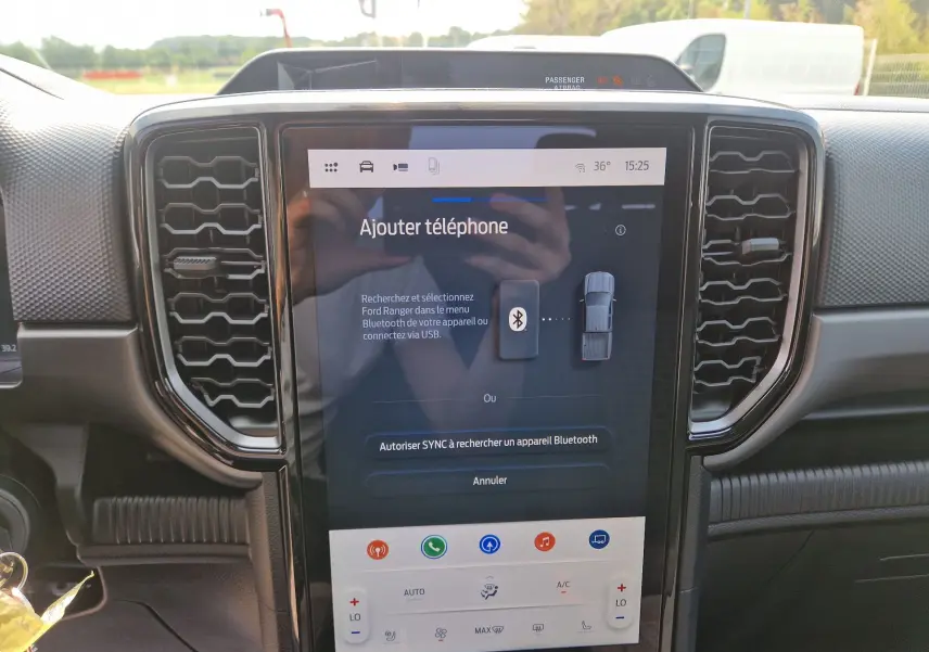 Vue intérieure centrée sur l'écran tactile 12,4'' du Ford Ranger Super Cabine gris carbone, avec ventilation latérale visible.