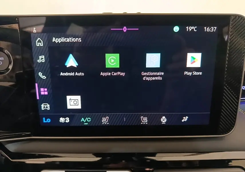 Écran tactile central de la Renault R5 Iconic 2024 montrant les applications Android Auto et Apple CarPlay.