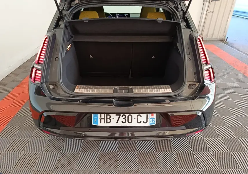 Vue arrière de la Renault R5 électrique 2024 noire avec coffre ouvert et feux arrière LED allumés.