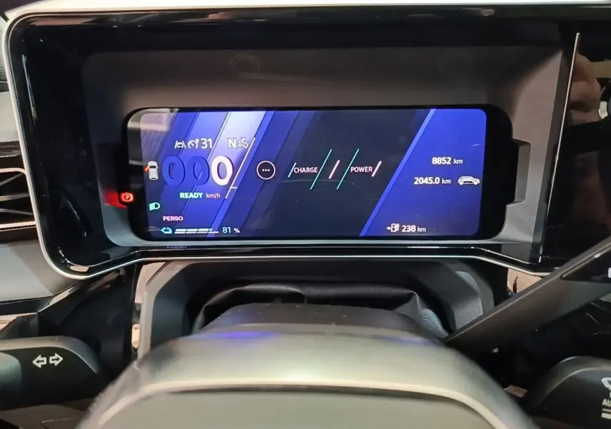 Vue rapprochée du combiné d'instruments numérique de la Renault R5 électrique 2024 avec affichage multifonctions coloré.