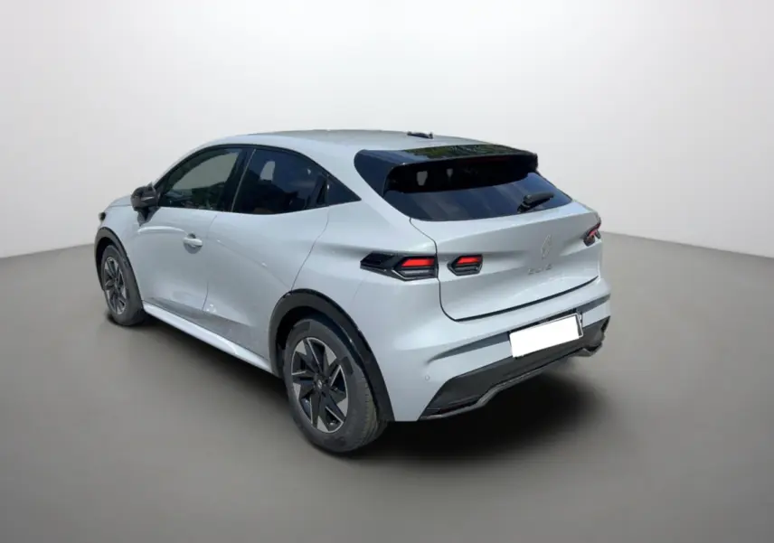 Vue 3/4 arrière droite d'une Renault Clio gris rafale 2026 avec feux arrière LED et vitres surteintées.