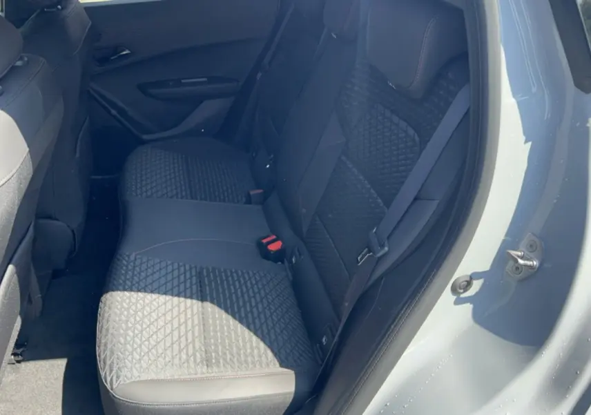 Vue côté droit sur la banquette arrière noire à motifs géométriques de la Renault Clio gris rafale 2026.