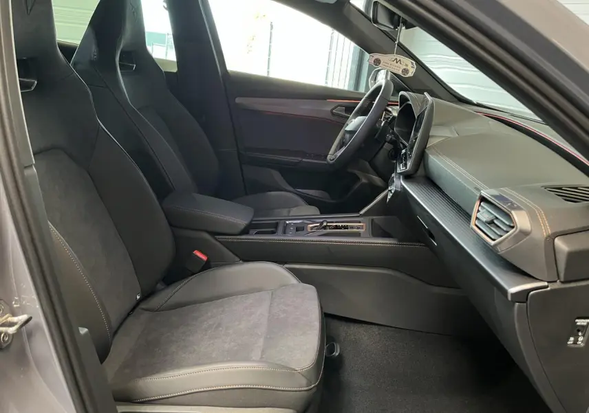 Vue intérieure côté conducteur du CUPRA Formentor 2025 gris clair, avec sièges sport noirs et tableau de bord moderne.