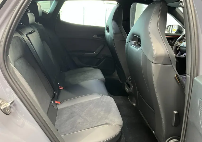 Vue intérieure côté gauche des sièges arrière gris clair et noir du CUPRA Formentor 2025 avec finitions en cuir et alcantara.