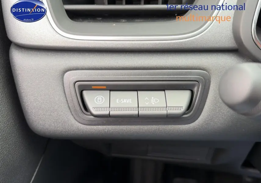 Boutons de commande gris situés sous la planche de bord d'une Renault Symbioz gris schiste, vue intérieure rapprochée.