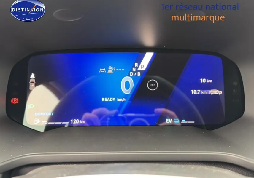 Tableau de bord numérique bleu de la Renault Symbioz 1.8 e-tech, affichant vitesse et modes de conduite.