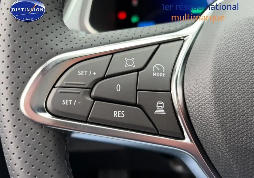 Gros plan sur les commandes multifonctions du volant perforé de la Renault Symbioz gris schiste, version hybride 2026.