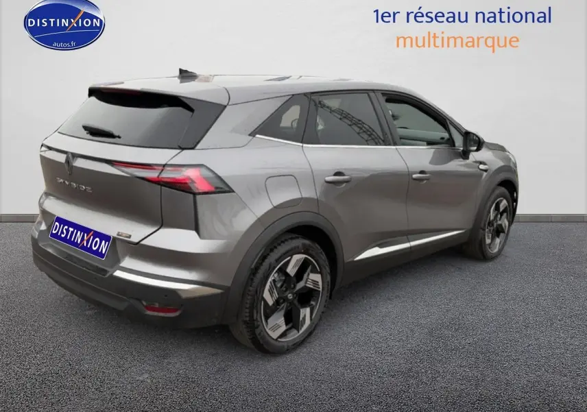 Vue 3/4 arrière droite d'un Renault Symbioz gris schiste avec jantes alliage 18 pouces et feux arrière LED.