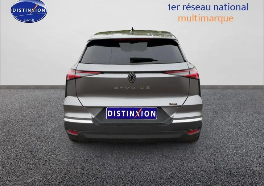 Vue arrière d’un Renault Symbioz gris schiste avec feux LED et lunette arrière surteintée.