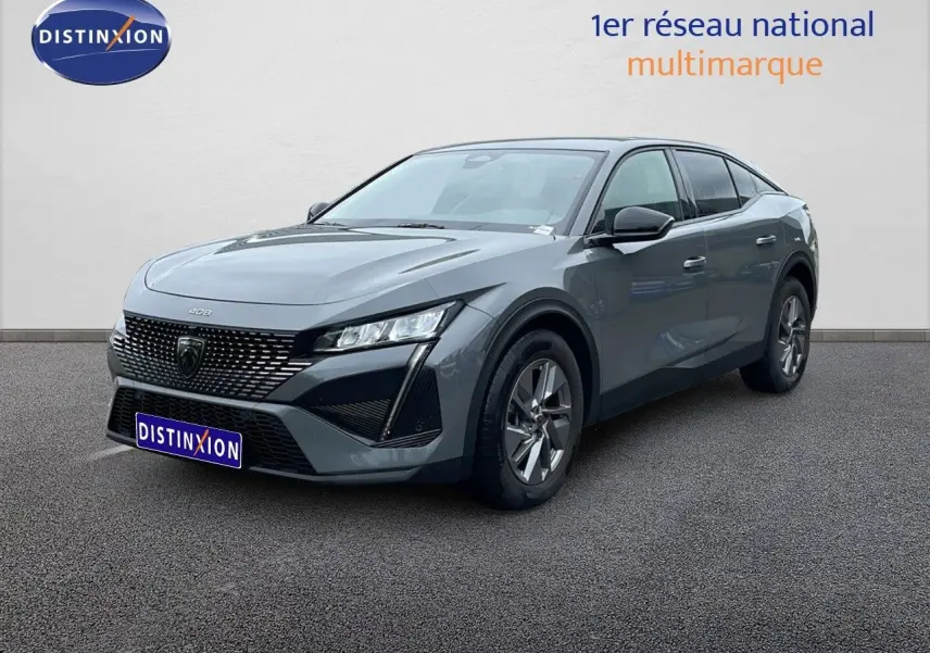 Peugeot 408 gris selenium métal vue 3/4 avant droit, avec calandre noire et jantes alliage distinctives.