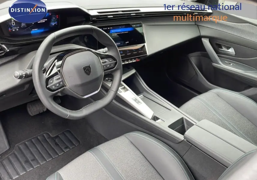 Vue intérieure avant droite du Peugeot 408 gris Selenium avec volant multifonction et tableau de bord numérique.