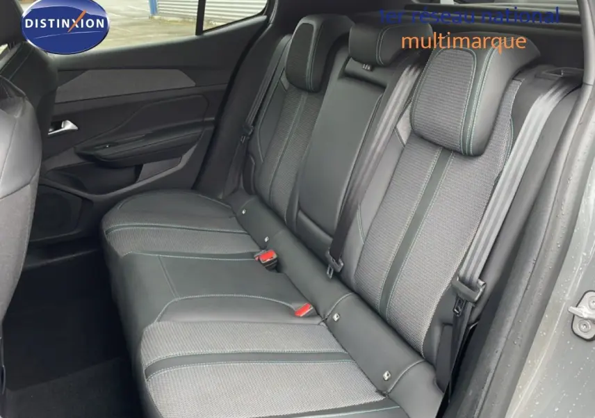 Vue intérieure côté droit des sièges arrière en tissu et cuir gris noir de la Peugeot 408 1.2 Hybrid 145ch 2025.