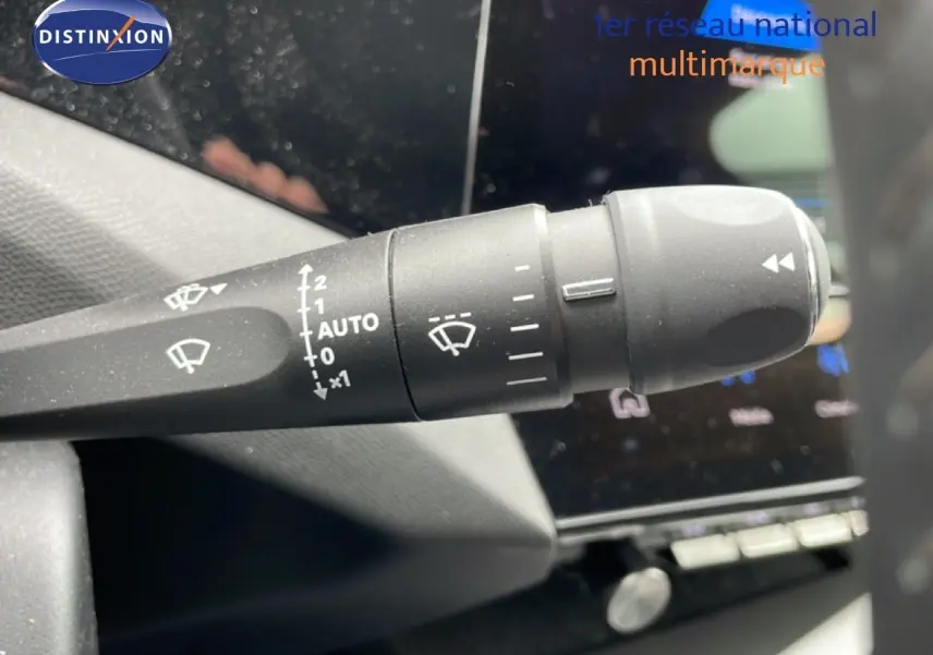 Gros plan sur la commande d'essuie-glace à gauche dans l'habitacle de la Peugeot 408 gris selenium metal.