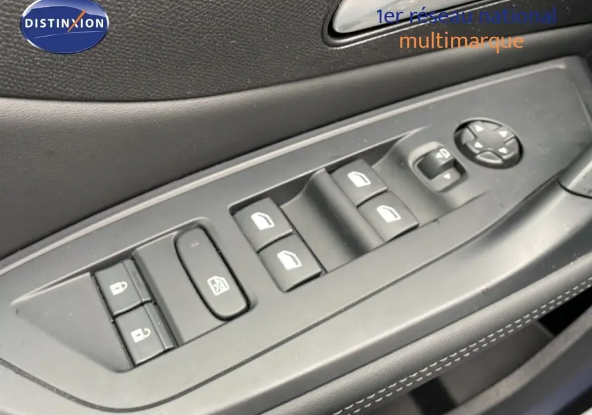 Gros plan sur les commandes des vitres et rétroviseurs côté gauche d’une Peugeot 408 gris selenium 2025.