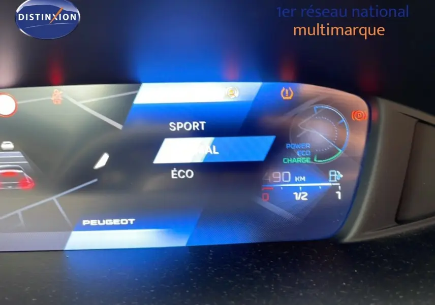 Affichage numérique du tableau de bord Peugeot 408 hybride, mode de conduite et autonomie visible en bleu et noir.