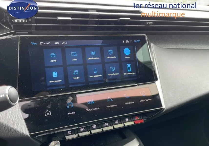 Vue rapprochée de la console centrale du Peugeot 408 2025, écran tactile multifonction avec commandes climatisation et navigation.