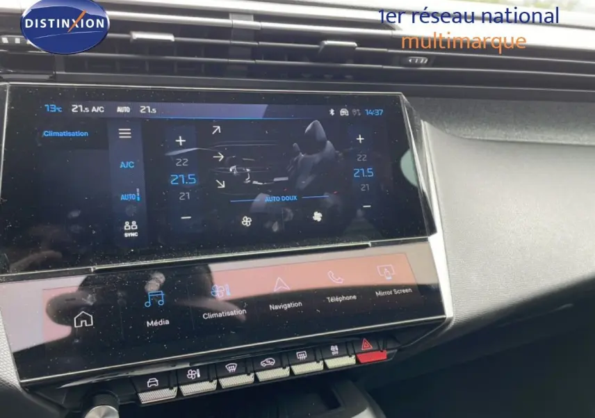 Vue rapprochée de l'écran tactile central du tableau de bord du Peugeot 408 gris Selenium Metal, affichant la climatisation.