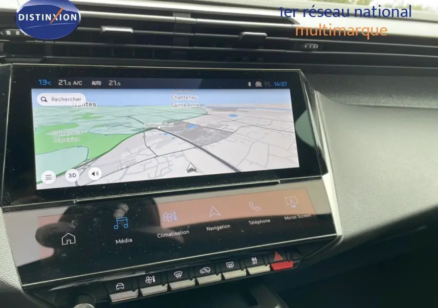Vue rapprochée de l’écran tactile central du tableau de bord du Peugeot 408 gris, affichant la navigation GPS.