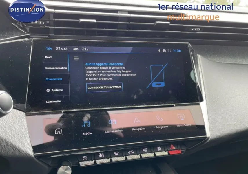 Écran tactile central du tableau de bord de la Peugeot 408 1.2 Hybrid 2025, affichant les options de connectivité et climatisation.