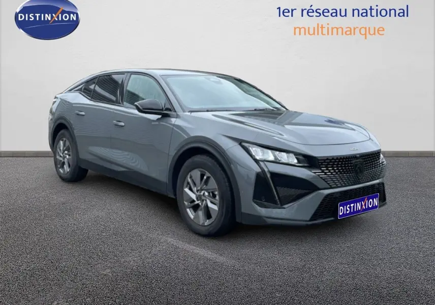 Peugeot 408 gris selenium métal vue 3/4 avant droit, mettant en valeur sa calandre moderne et ses lignes fluides.