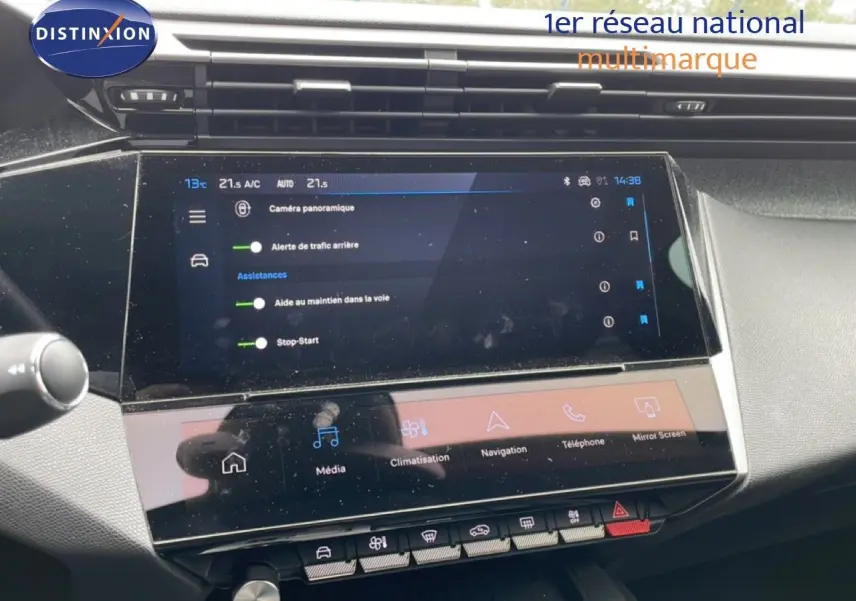 Vue rapprochée de l’écran tactile central de la Peugeot 408 gris Selenium, affichant les options d’assistance à la conduite.