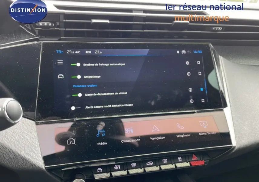 Écran tactile central du tableau de bord du Peugeot 408 gris, affichant les réglages d’aides à la conduite et climatisation.