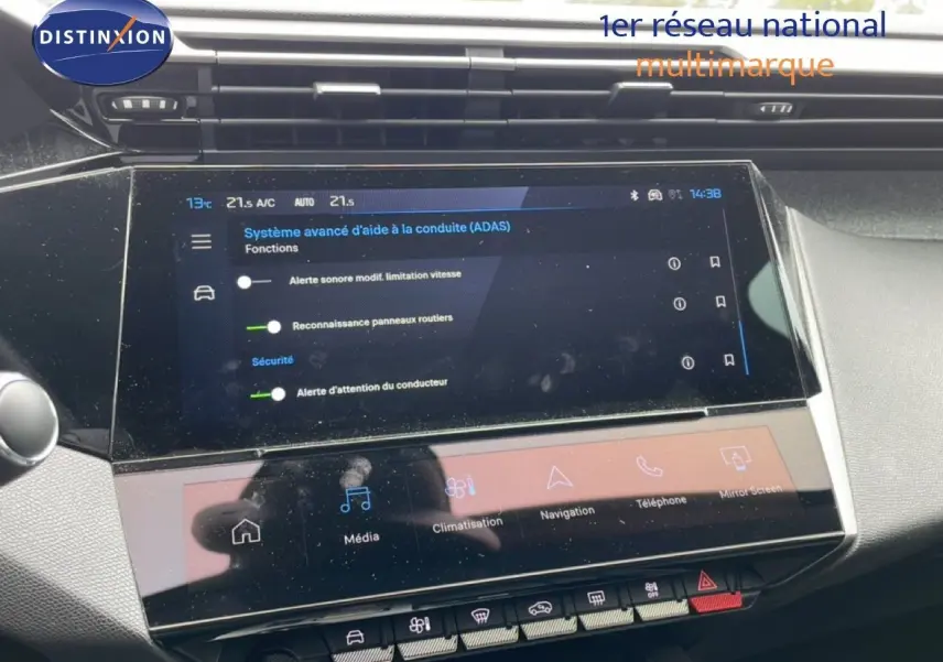 Vue rapprochée de l'écran tactile central du tableau de bord de la Peugeot 408 gris selenium, affichant les aides à la conduite.