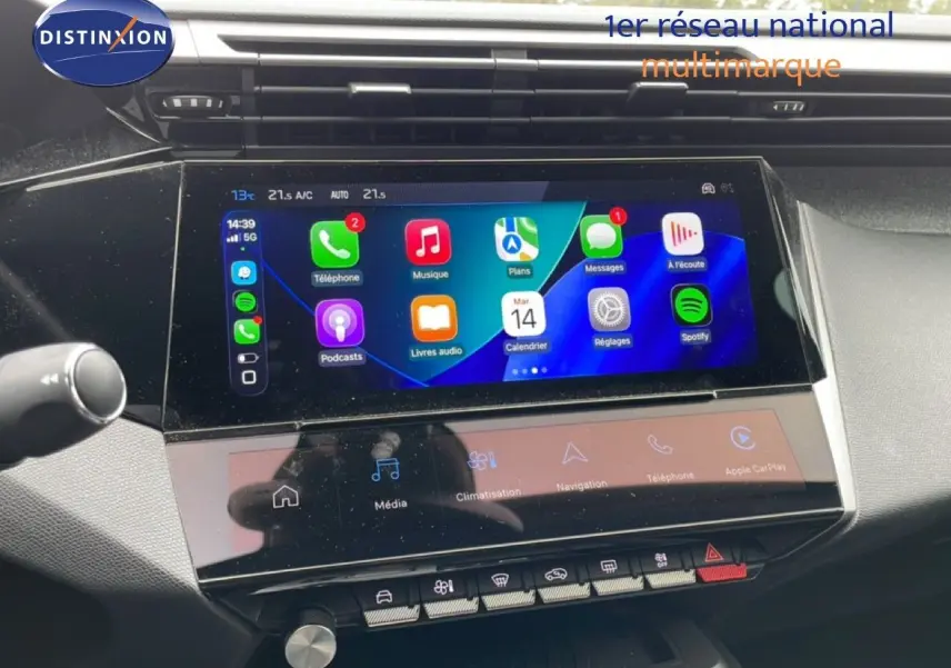 Écran tactile central de la Peugeot 408 2025, affichant Apple CarPlay avec interface colorée et commandes intégrées.