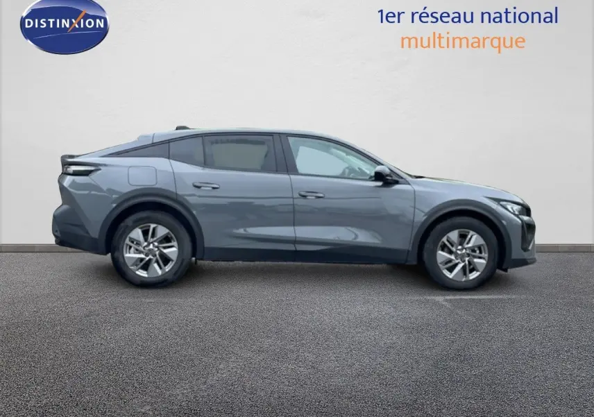 Peugeot 408 gris selenium métal vue de profil côté gauche, soulignant ses lignes fluides et ses jantes alliage.