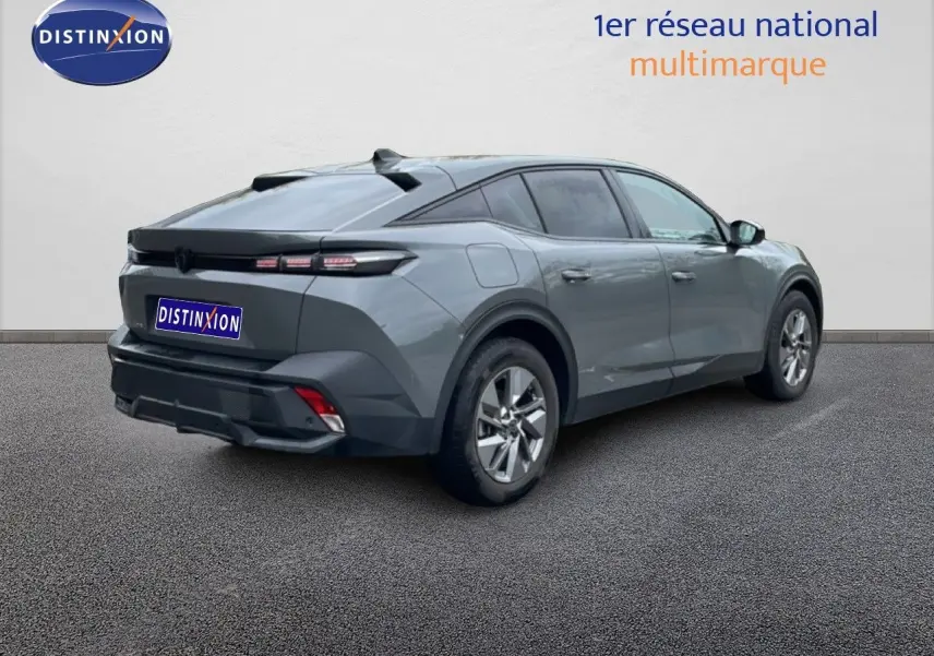 Vue 3/4 arrière droite d'une Peugeot 408 gris selenium métal avec lignes épurées et feux arrière horizontaux.