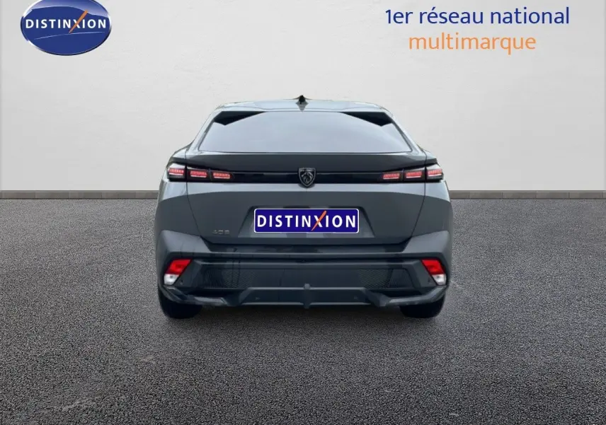 Vue arrière d'une Peugeot 408 gris selenium metal 2025 avec feux LED et logo central sur fond neutre.