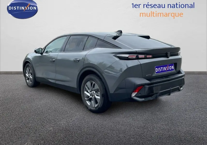 Vue 3/4 arrière droite d'une Peugeot 408 gris selenium metal 2025 avec lignes dynamiques et feux arrière LED.