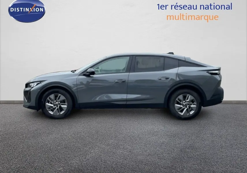 Profil droit d'une Peugeot 408 1.2 Hybrid 145ch gris sélénium métal, avec lignes dynamiques et jantes alliage.