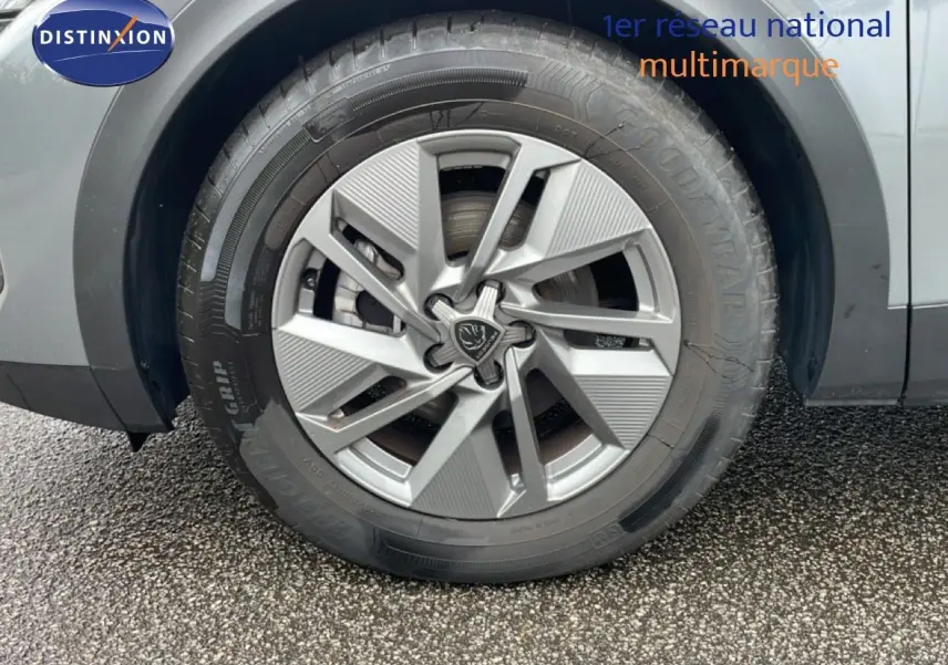Gros plan sur la roue avant droite gris selenium metal d'une Peugeot 408 1.2 Hybrid 2025 avec jante alliage distinctive.