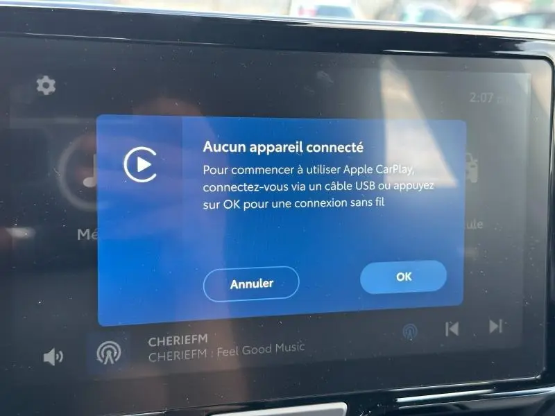Écran tactile central de la Toyota Yaris 116h Dynamic 5p MC24 affichant un message de connexion Apple CarPlay.