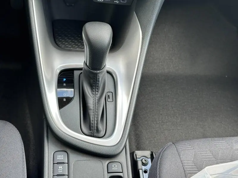 Vue rapprochée de la console centrale de la Toyota Yaris 116h Dynamic 5p MC24 2025, boîte auto, avec levier de vitesses et boutons de contrôle.