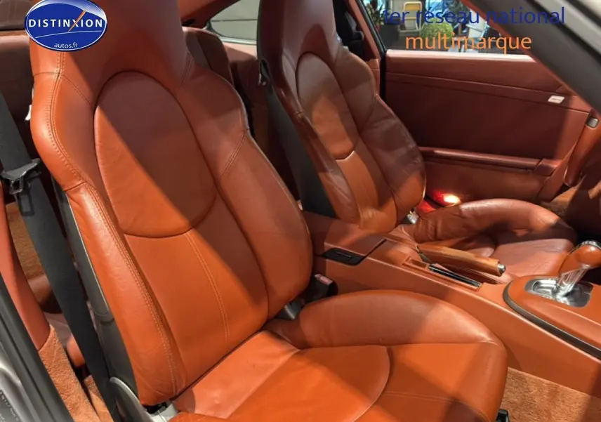Intérieur cuir marron de la Porsche 911 (997) carrera pdk 2009, vue côté gauche sur les sièges avant et console centrale.