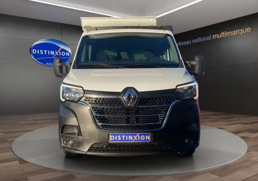 Vue avant du Renault Master blanc avec calandre noire et logo Renault bien visible en showroom.