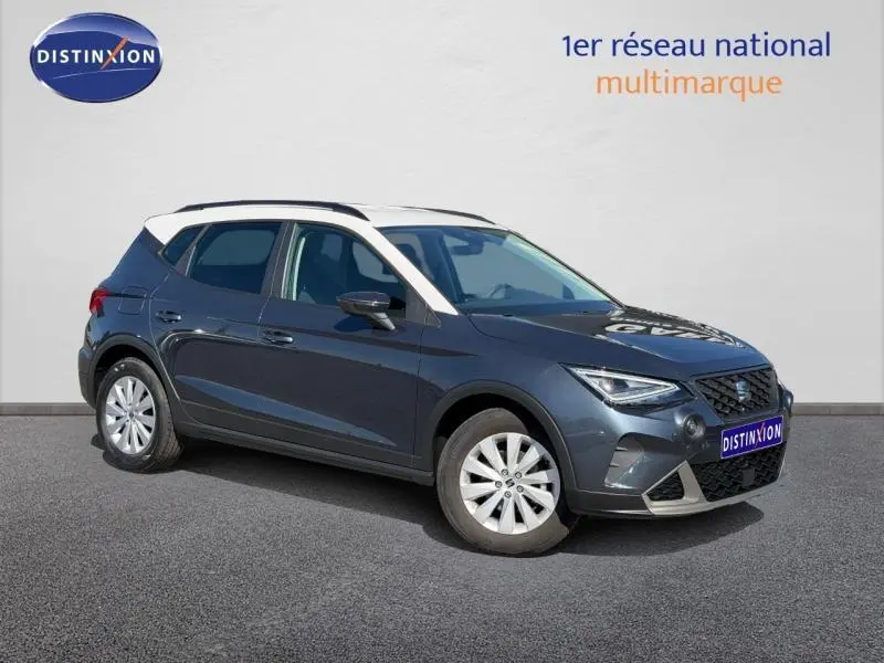 SEAT Arona 2025 gris Magnétique Métal avec toit blanc, vue 3/4 avant droit mettant en valeur son design compact.