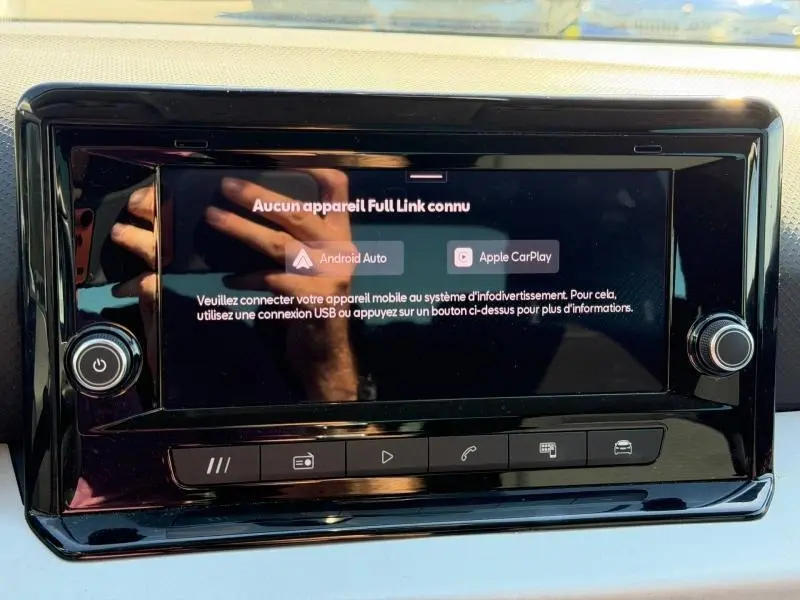 Écran tactile central du tableau de bord du SEAT Arona 2025, affichant la connexion Android Auto et Apple CarPlay.