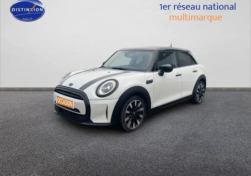 MINI 1.5 136CH blanc nacré métal vue 3/4 avant droit avec toit noir et jantes bi-ton sur fond neutre.