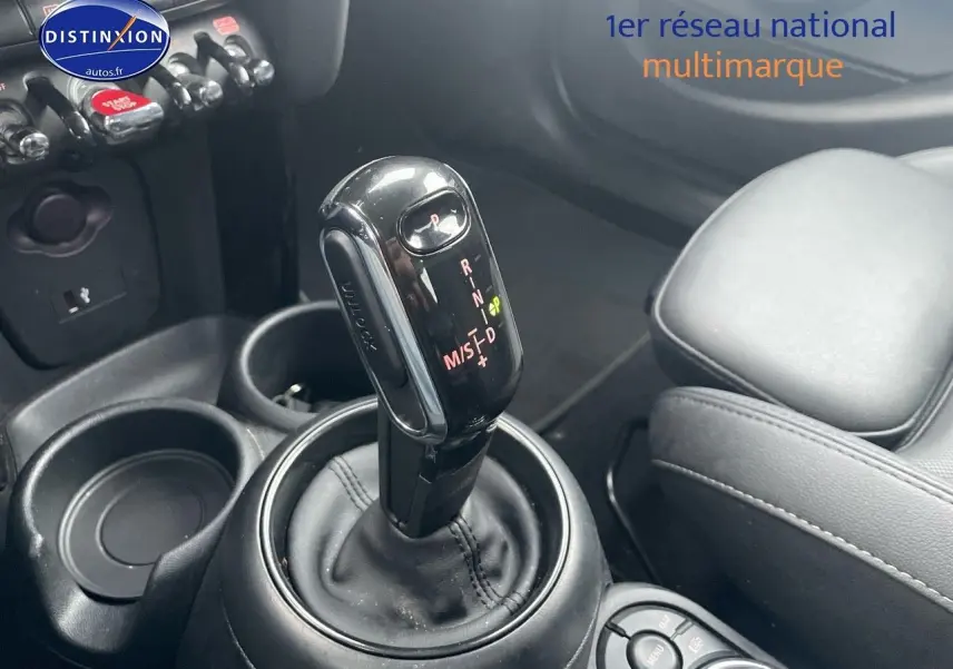 Le levier de vitesses automatique noir de la MINI 1.5 136CH blanc nacré, avec console et siège en cuir noir.