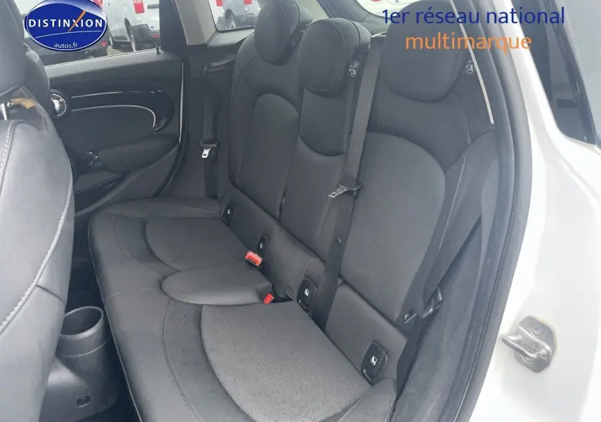 Vue intérieure côté droit sur la banquette arrière en cuir noir d'une MINI blanc nacré 2023 à cinq portes.