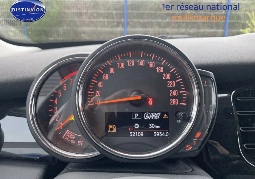 Gros plan sur le tableau de bord de la MINI 1.5 136CH blanc nacré, affichant le compteur et les voyants numériques.