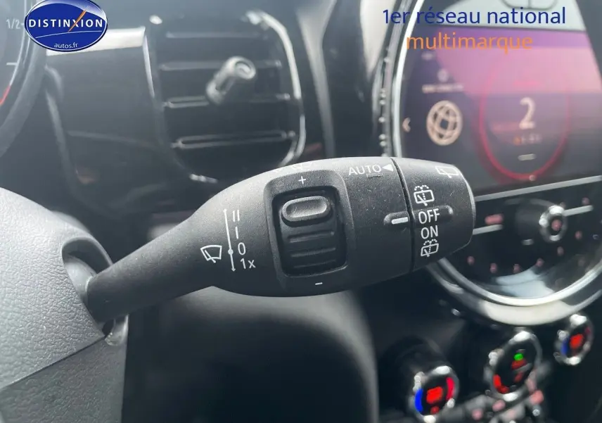 Gros plan sur la commande d’essuie-glace à gauche du volant dans l’habitacle noir d’une MINI blanche nacrée 2023.