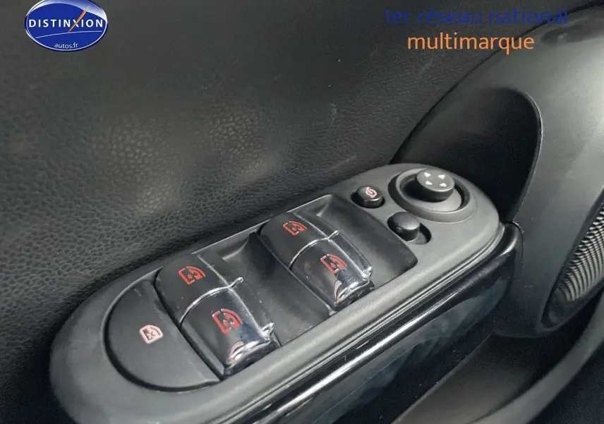 Gros plan sur les commandes des vitres électriques côté conducteur d'une MINI blanche nacrée 2023.