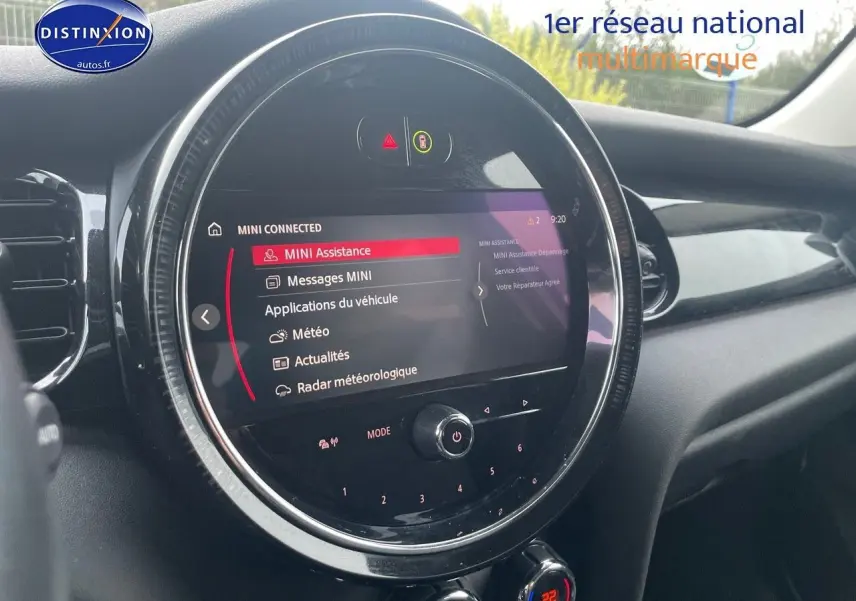 Vue rapprochée de l'écran central tactile du tableau de bord d'une MINI blanche nacrée 2023 affichant le menu MINI Connected