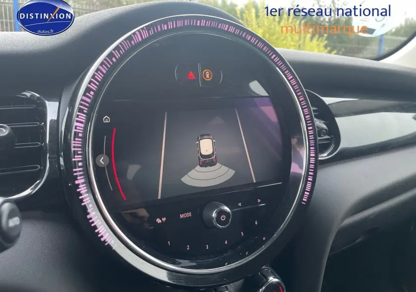 Tableau de bord de MINI 1.5 136CH blanc nacré, affichage central rond avec caméra de recul active.